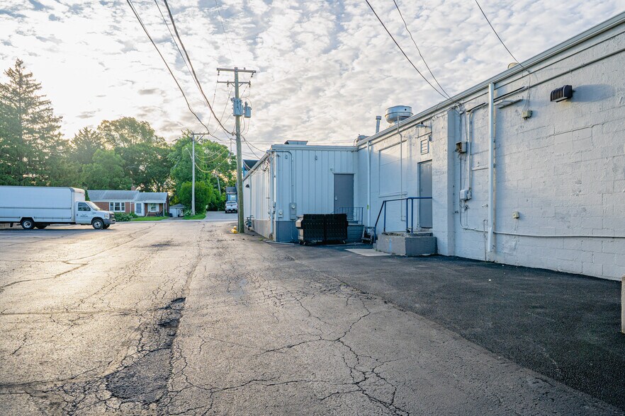 More Photos Of 800 Theodore, Crest Hill Convenience Store For Sale