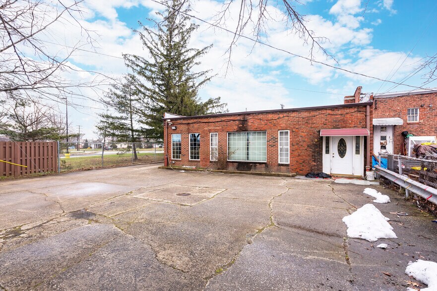 More Photos Of 1962 Warrensville Center Rd, Cleveland Office For Lease