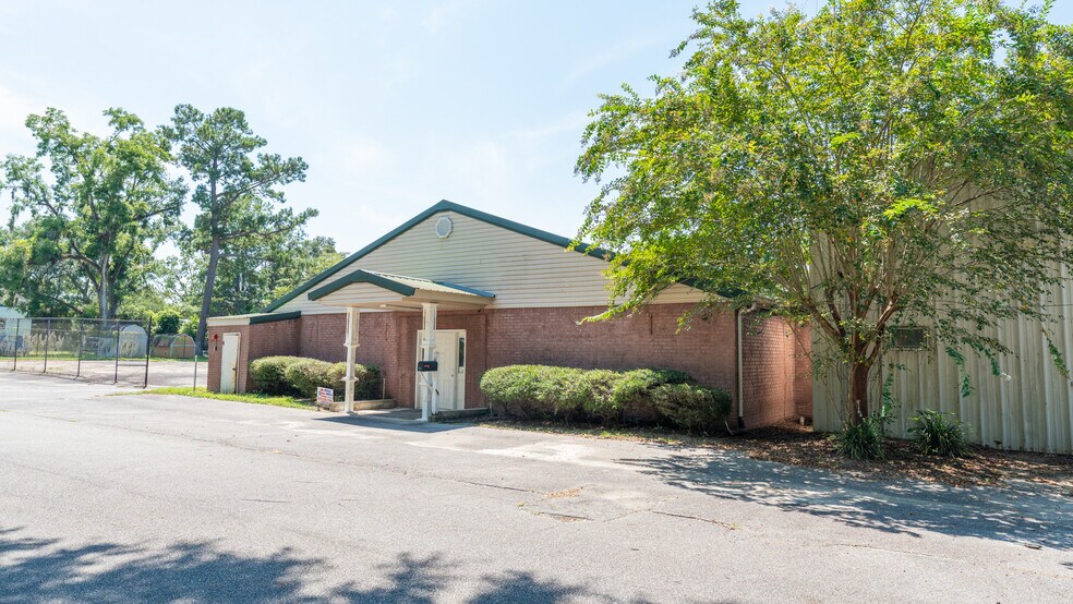 More Photos Of 510 N Walker St, Quitman Light Manufacturing For Sale