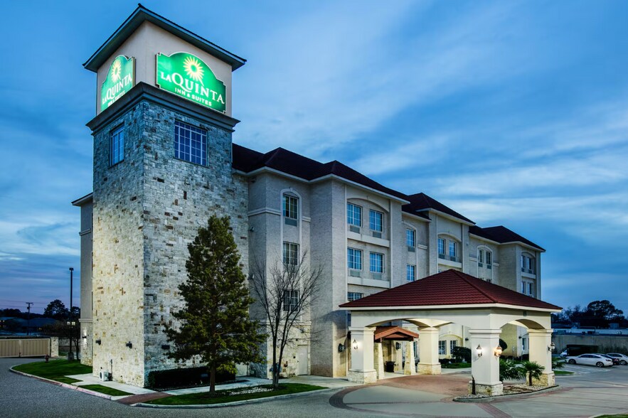 More Photos Of 431 Airport Fwy, Euless Hospitality For Sale