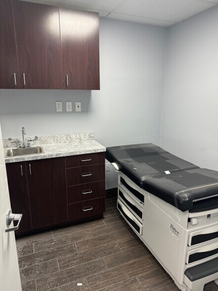 More Photos Of 1028 154th St, Whitestone Storefront Retail Office For Lease