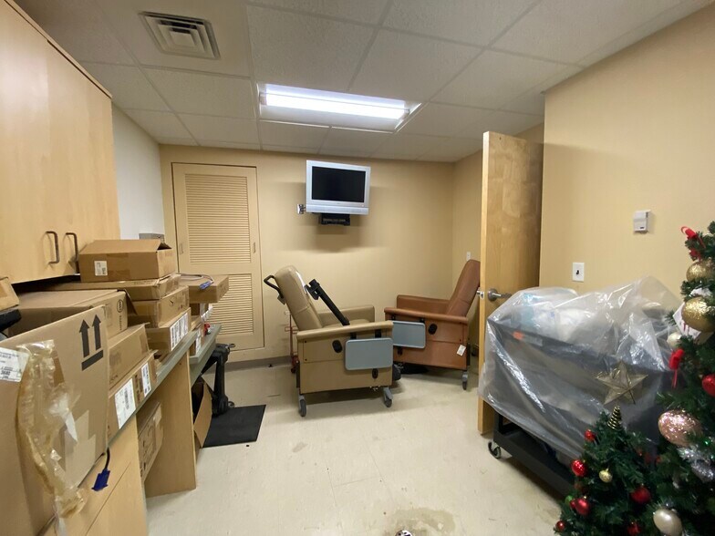 More Photos Of 4311 Old Indiana 261, Newburgh Medical For Sale