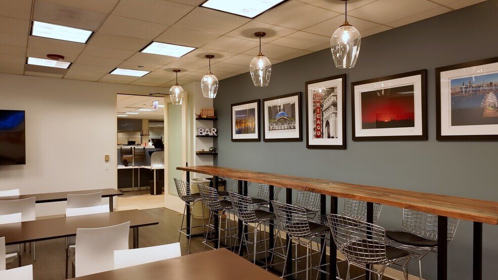 More Photos Of 225 W Wacker Dr, Chicago Office For Sale