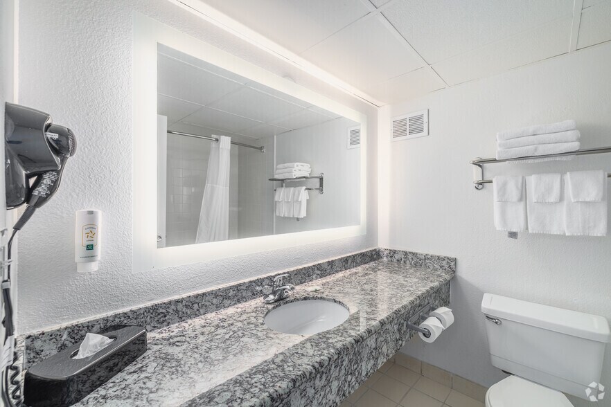 More Photos Of 101 128th St SE, Everett Hotel For Sale