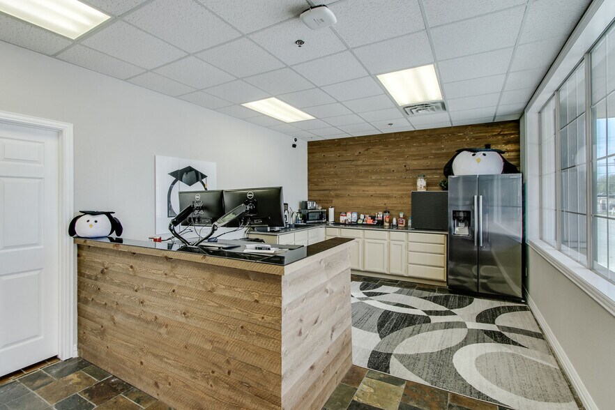 More Photos Of 125 Bear Creek Pky, Keller Loft Creative Space For Sale