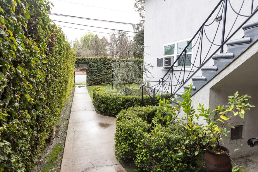 More Photos Of 16011 Victory Blvd, Van Nuys Apartments For Sale