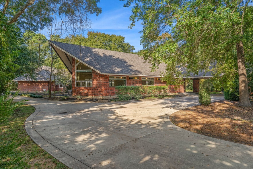 More Photos Of 16621 Hereford Dr, Tomball Flex For Sale