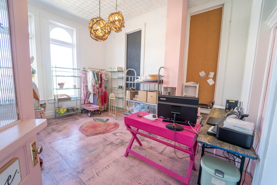 More Photos Of 102 S Main St, Victoria Storefront For Sale