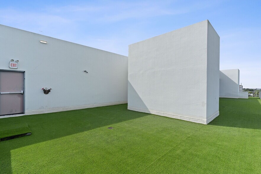 More Photos Of 10450 NW 33rd St, Doral Office For Sale