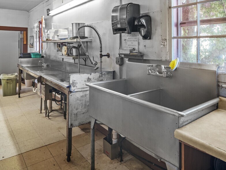 More Photos Of 201 Steele St, Algoma Hotel For Sale