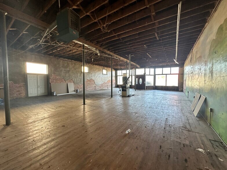 More Photos Of 13 Public Sq, Bowman Storefront For Sale