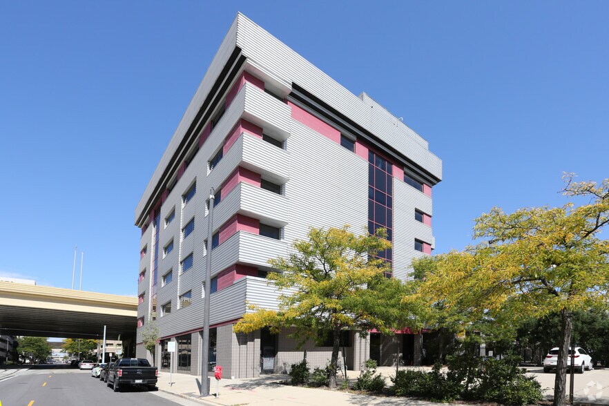 More Photos Of 350 W Saint Paul Ave, Milwaukee Office For Sale