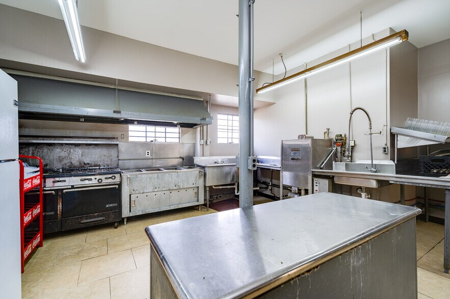 More Photos Of 6962 Coles Rd, Middletown General Retail For Sale