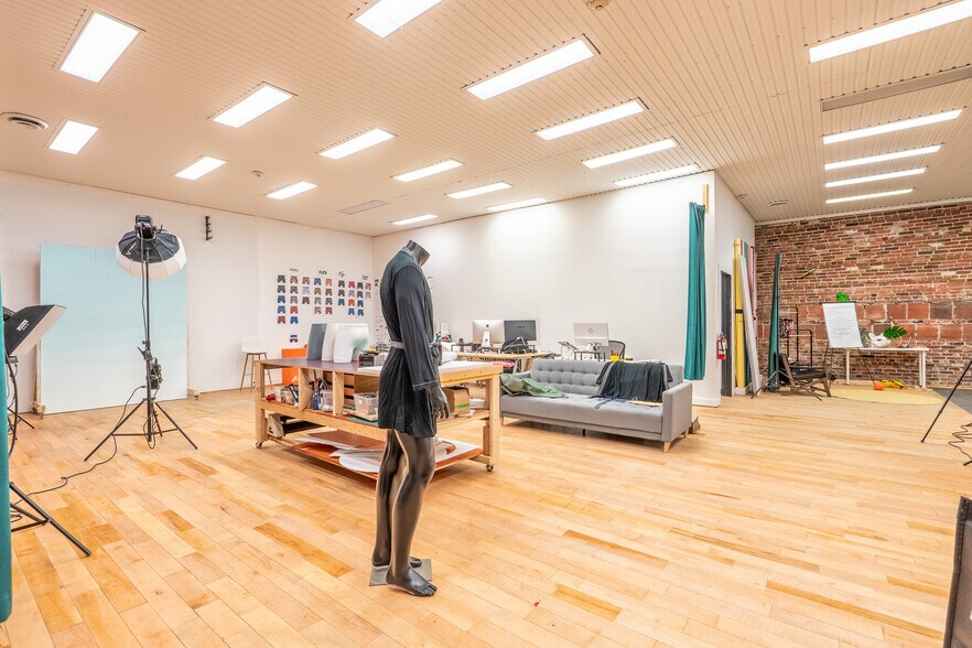 More Photos Of 40-42 Rue Wellington N, Sherbrooke Storefront Retail Office For Sale