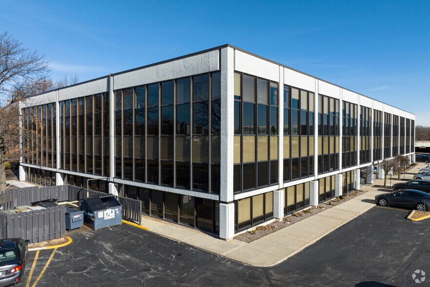 More Photos Of 915 Harger Rd, Oak Brook Office For Lease