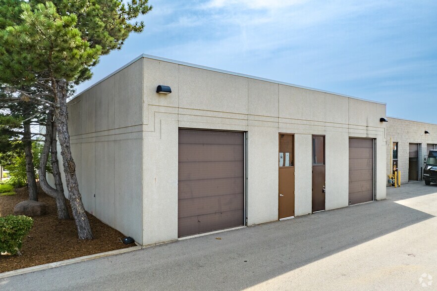 More Photos Of 3170 Ridgeway Dr, Mississauga Light Distribution For Lease