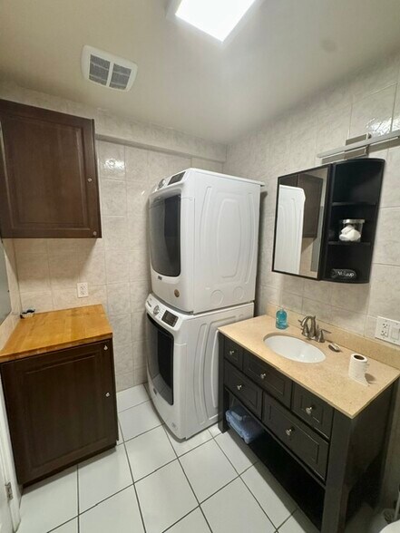 More Photos Of 300 Georgia St, Hollywood Apartments For Sale