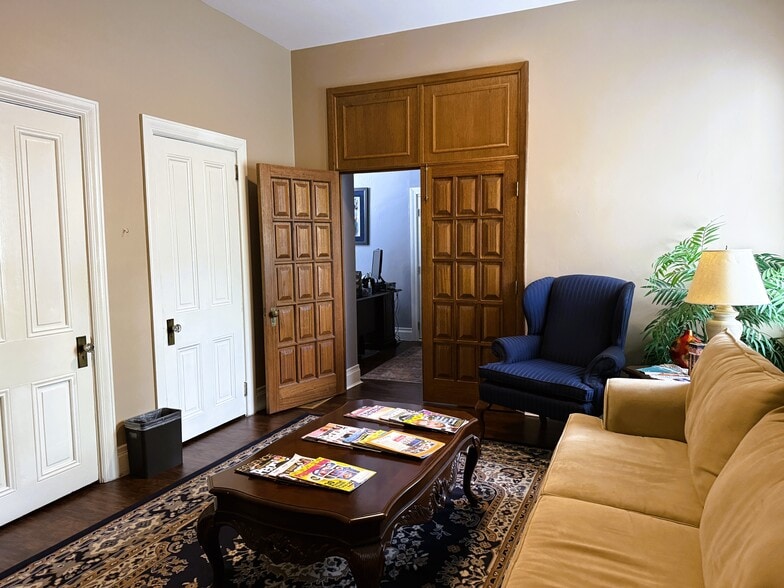 More Photos Of 106 Wellington Pl, Cincinnati Office Residential For Lease