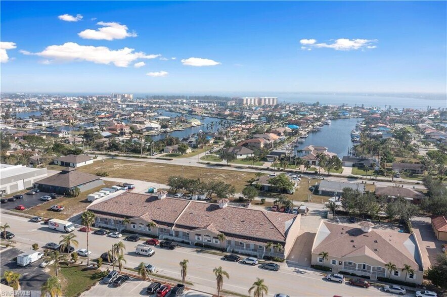More Photos Of 4519 SE 16th Pl, Cape Coral Light Distribution For Lease