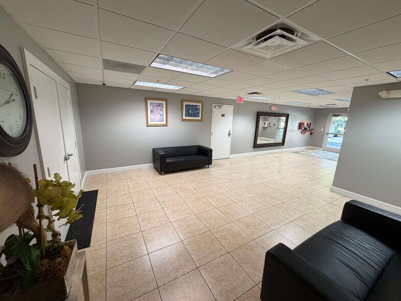 More Photos Of 1100 S Powerline Rd, Deerfield Beach Showroom For Lease