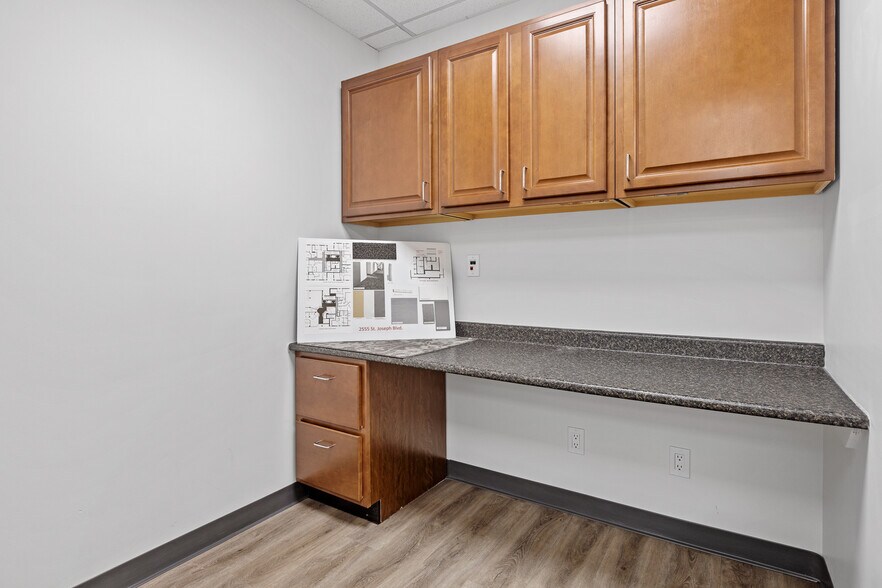 More Photos Of 2555 St Joseph Blvd, Ottawa Medical For Lease