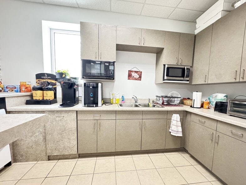 More Photos Of 3650 N Fremont Ave, Minneapolis Office For Sale