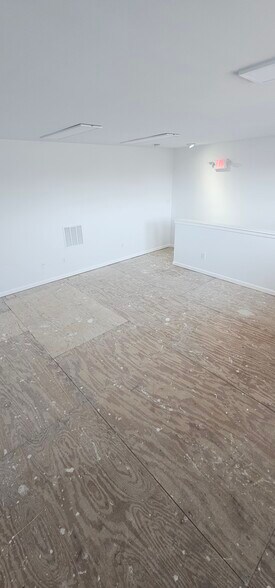 More Photos Of 711 N Main St, Pleasantville General Retail For Lease