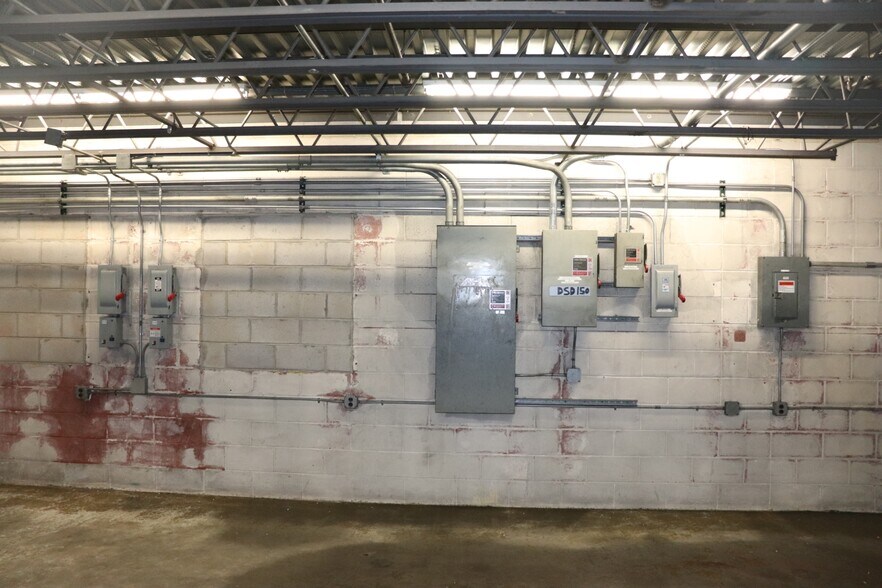 More Photos Of 1 Nablus Rd, Wakefield Distribution For Lease