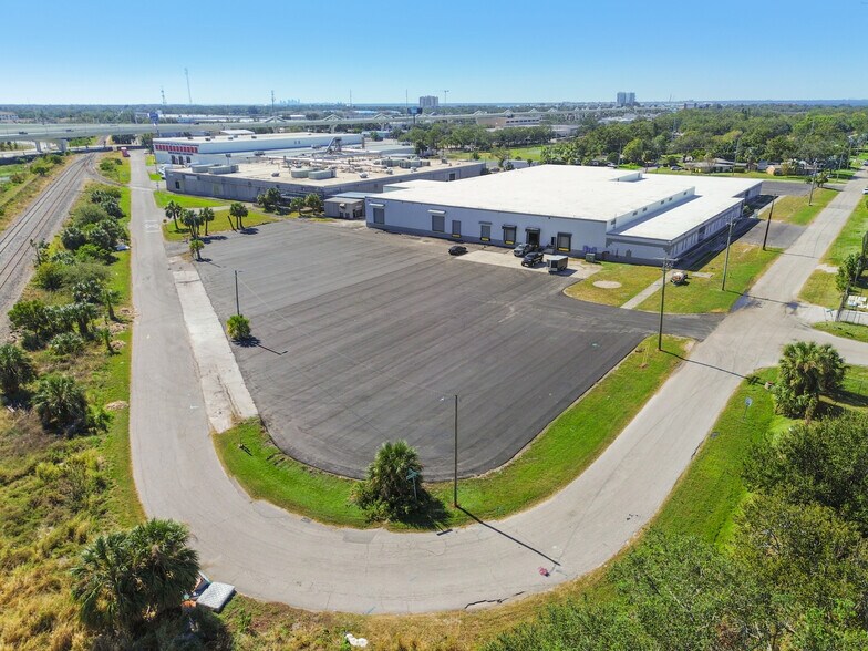 More Photos Of 3900 W Coachman Ave, Tampa Warehouse For Lease