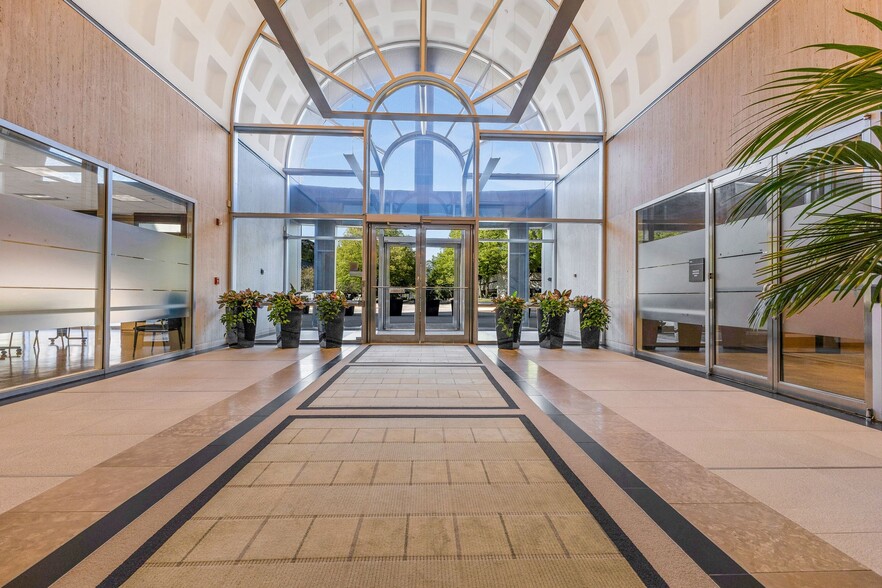 More Photos Of 25800 Northwestern Hwy, Southfield Office For Lease