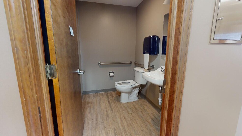 More Photos Of 392 Howard St, Willard Office For Sale