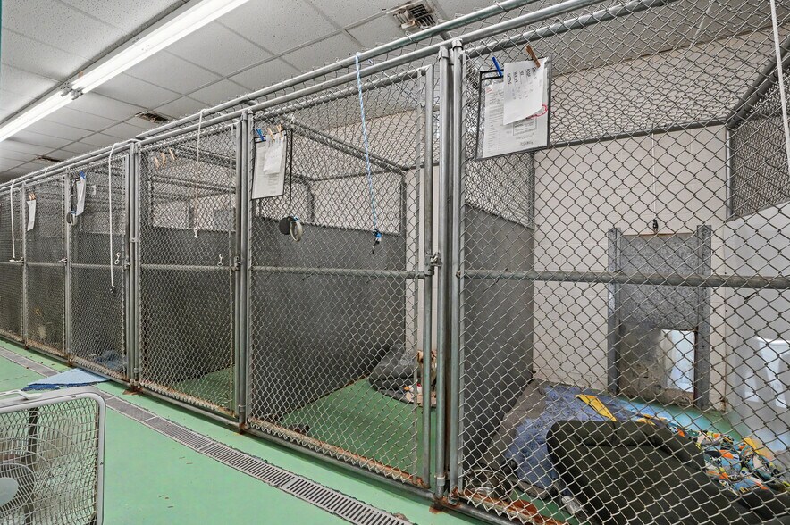 More Photos Of 4250 Herr Fieldhouse Rd, Southington Veterinarian Kennel For Sale