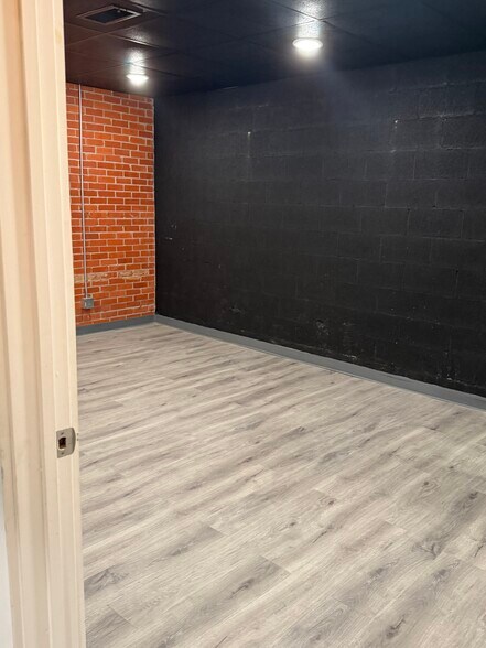 More Photos Of 921 W Maple Ave, Duncan Office For Lease