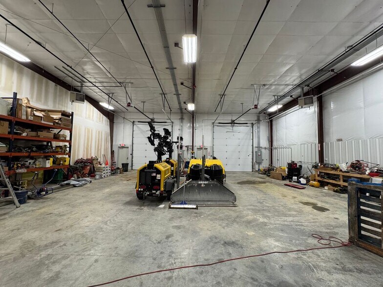 More Photos Of 912-922 E Warren St, Gardner Industrial For Lease