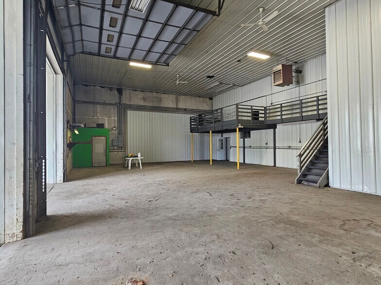 More Photos Of 14 Willet St, Florida Warehouse For Lease