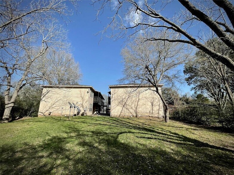 More Photos Of 2003 Phillips St, Prairie View Apartments For Sale