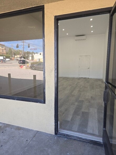 More Photos Of 4050 La Crescenta Ave, Montrose Storefront For Lease