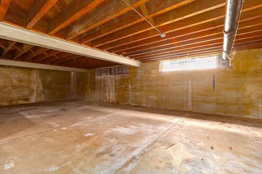 More Photos Of 138 Kamehameha Ave, Hilo Storefront For Sale