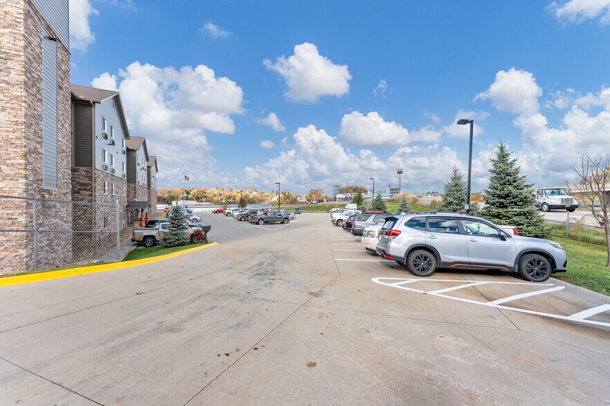 More Photos Of 975 Sheffield St, Washington Hotel For Sale