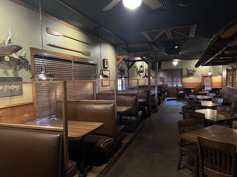 More Photos Of 4700 W Locust St, Rogers Restaurant For Lease