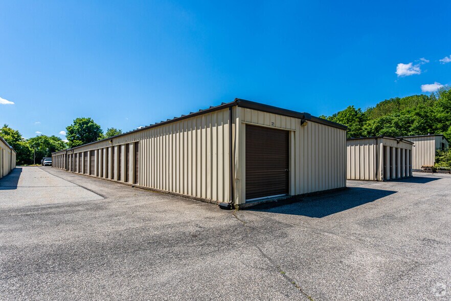 More Photos Of 32 White Lake Rd, Sparta Self Storage For Lease