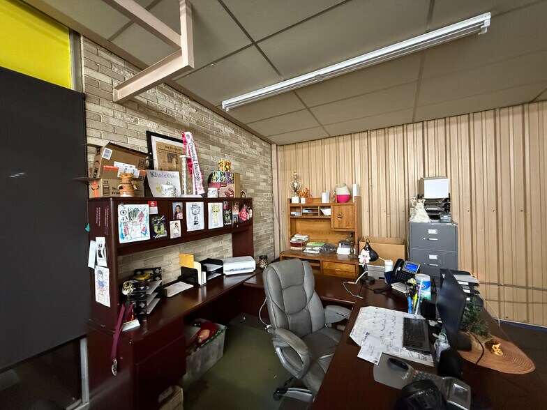 More Photos Of 306 N Wells St, Edna Office For Sale