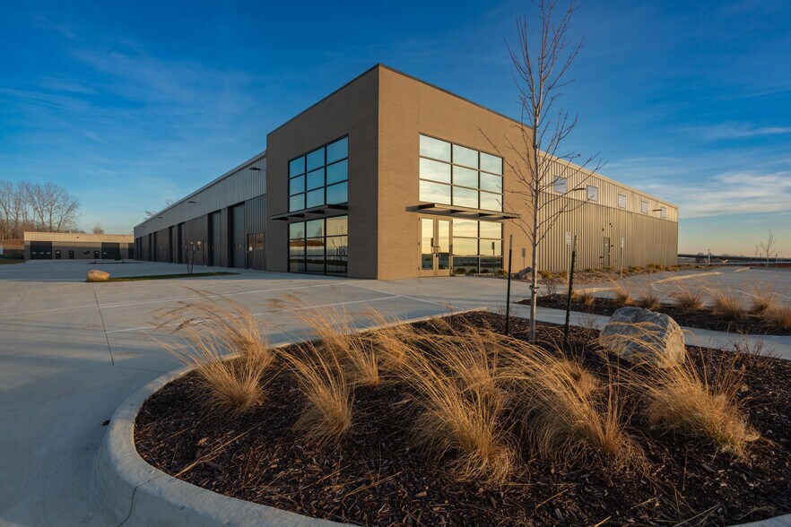 More Photos Of 2826 Hyatt Cir, Ames Flex For Lease