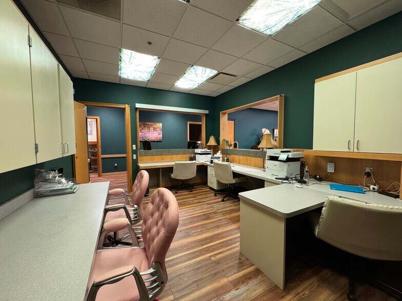 More Photos Of 3715-3733 N Business Dr, Fayetteville Medical For Lease