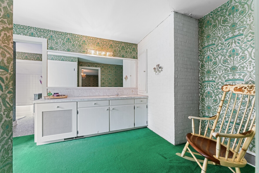More Photos Of 550 Warner rd, Vienna Specialty For Sale