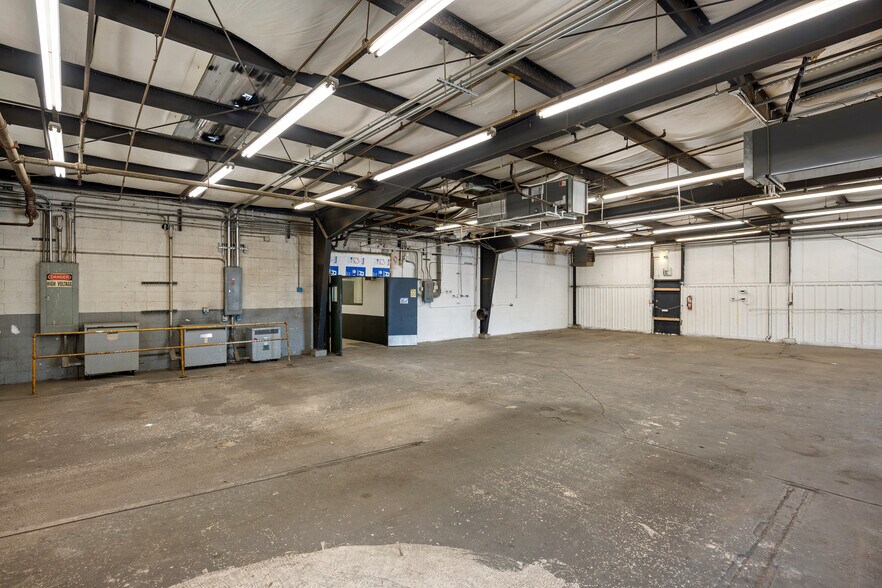 More Photos Of 1570 W Mission Blvd, Pomona Manufacturing For Lease