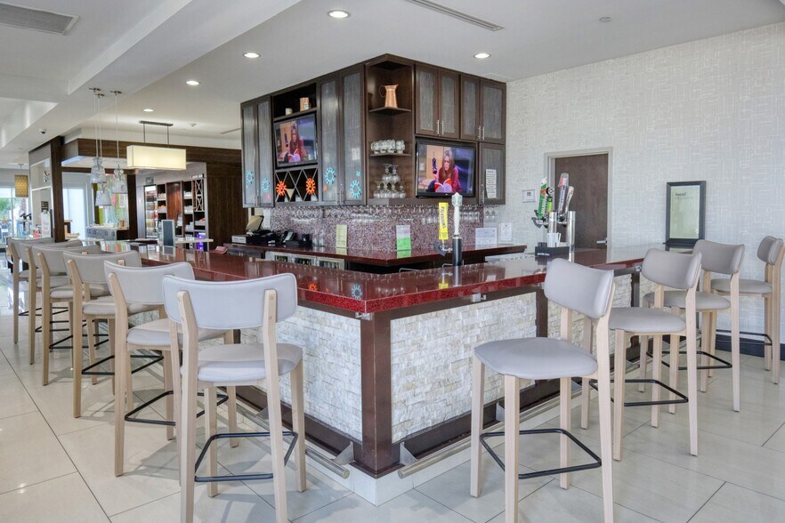 More Photos Of 123 Huvar St, Victoria Hotel For Sale