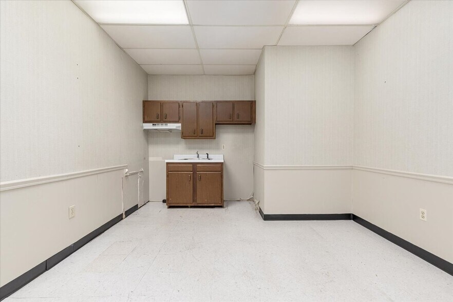 More Photos Of 11 Water St, Front Royal Loft Creative Space For Lease