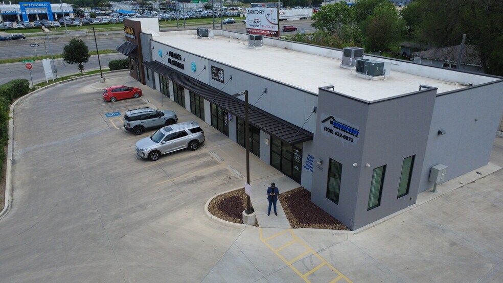 More Photos Of 1430 Unicorn Ave, New Braunfels Storefront For Lease