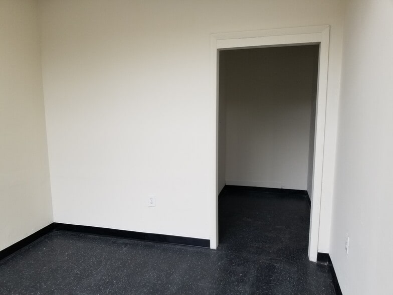 More Photos Of 18775 N Frederick Rd, Gaithersburg Warehouse For Lease